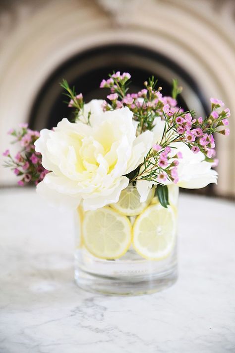 how-to-make-a-citrus-flower-arrangement Thanksgiving Table Settings Simple, Diy Flores, Tafel Decor, Spring Floral Arrangements, Diy Arrangements, Modern Flower Arrangements, Flower Arrangements Diy, Deco Floral, Modern Flower