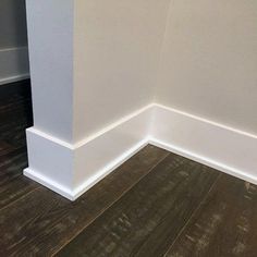 Simple Modern Baseboard Ideas With Hardwood Flooring #homeremodeling Floor Baseboards, Baseboard Ideas, Sugarberry Cottage, House Rehab, Modern Baseboards, Farmhouse Trim, Baseboard Styles, Molding Ideas, Baseboard Moulding