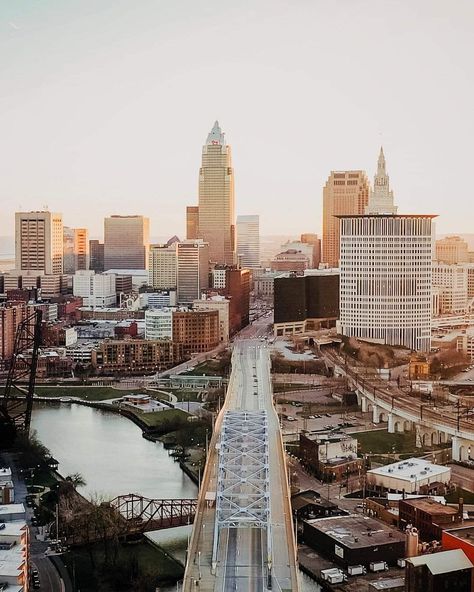 Cleveland Skyline, Cleveland Rocks, Downtown Cleveland, Forest City, City Pictures, Skyline Art, Instagram Bio, Cleveland Ohio, Best Location