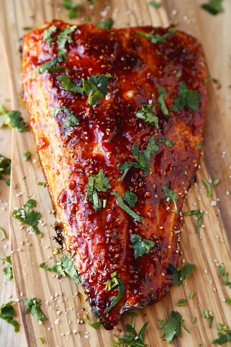 Honey Baked Salmon, Oven Baked Salmon Recipes, Salmon Recipes Oven, Sriracha Salmon, Health Lunch, Drinks Healthy, Garlic Butter Salmon, Oven Baked Salmon, Easy Salmon Recipes