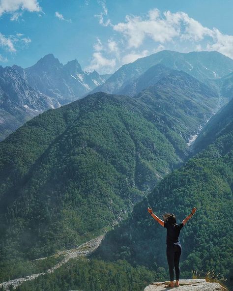 In frame - @arti.khandelwal . Photo by :- @a_losthome __ #unciatrails #himalayangirls #chitkul #himachalgram Climbing Art, Adventure Girl, Travel Picture Ideas, Outdoor Climbing, Mountain Travel, In Frame, Beautiful Place, Incredible India, Photography Lovers