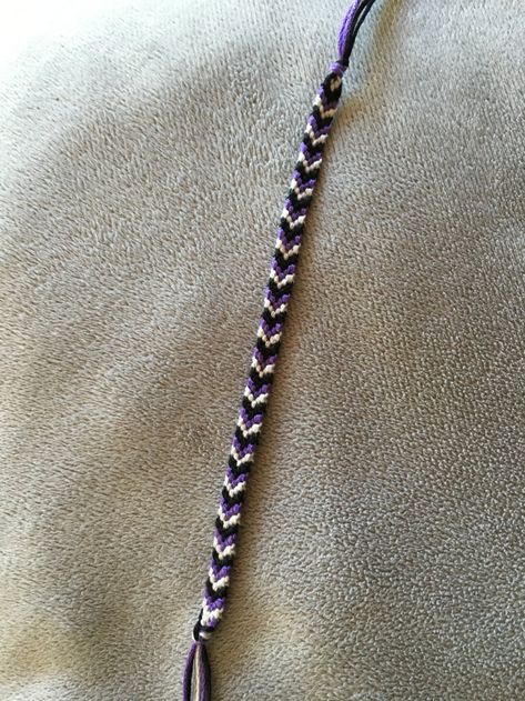 Bracelet brésilien, fait entièrement à la main avec 3 couleurs de fil à broder 100% polyester.  violet, noir, gris clairlargeur : 7 mm longueur : (noeud à nœud) 15,5 cm d'autres modèles sont disponibles dans la boutique si toutefois vous vouliez un modèle unique, avec vos couleurs, vous pouvez commander sur la fiche produit : "bracelet chevrons sur commande" Bracelet Chevron, Bracelet Aesthetic, Bracelet Diy, Beaded Bracelets Diy, Diy Bracelets, Dark Aesthetic, Hair Wrap, Brazil, Porter