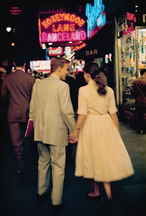 Young Couple On A Date In New York City (1957) Couples Vintage, 50s Aesthetic, Old Fashioned Love, Andre Kertesz, Couples Walking, Vintage Couples, Fotografi Vintage, Vintage Prom, Jennifer Love Hewitt