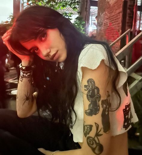 Goth Tattooed Women, Brunette With Tattoos, Black Hair And Tattoos, Tattoed Women Aesthetic, Black Hair Tattoos, Brunette Goth, Hair Tattoo Girl, Tatted Women, Black Hair Ideas