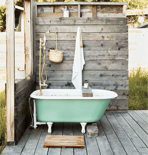 Diy Outdoor Shower Ideas, Outdoor Shower Ideas, Outdoor Shower Enclosure, Outdoor Bathtub, Outdoor Bathroom Design, New Bathroom Ideas, Outdoor Tub, Outdoor Baths, Rustic Bathroom Designs