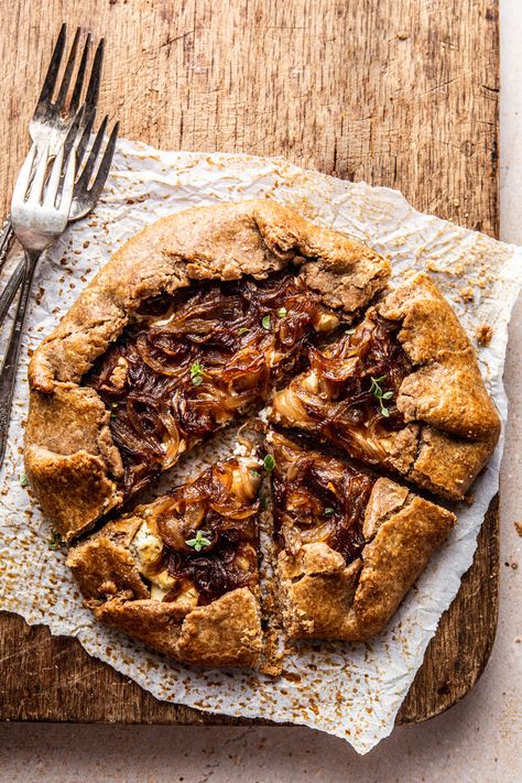 Galette Recipe Savory, Goat Cheese And Caramelized Onion, Caramelized Onion Galette, Onion Galette, Caramelized Onion Tart, Ice Cold Water, Goat Cheese Tart, Crumble Pie, Carmelized Onions