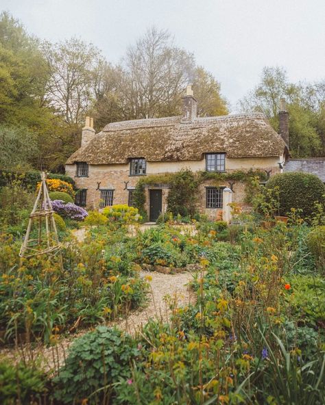 Pleasure Garden, Countryside Life, Have A Beautiful Sunday, Photography Places, English Country Cottages, Dream Farm, Eclectic Aesthetic, Simple Lifestyle, English Cottage Garden