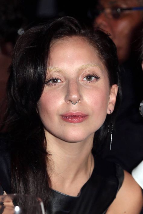 Stars Who Bleached Their Brows - Lady Gaga Lady Gaga Nose, Bleach Eyebrows Dark Hair, Bleached Eyebrows, Blonde Eyebrows, Dark Eyebrows, Brown Eyebrows, Eyebrow Piercing, Make Up Looks, Bleached Hair