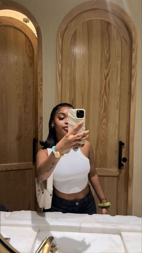 Mirrors Selfie, Chic Feminine Style, Afro Hair Care, Picture Mirror, Mode Tips, Rich Girl Lifestyle, Pelo Afro, Effortlessly Chic Outfits, Girl Meets World