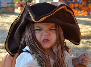 Easy Homemade Costumes, Homemade Costume Ideas, Halloween Costumes You Can Make, Jack Sparrow Costume, Boo Costume, Clever Costumes, Pirate Kids, Homemade Costume