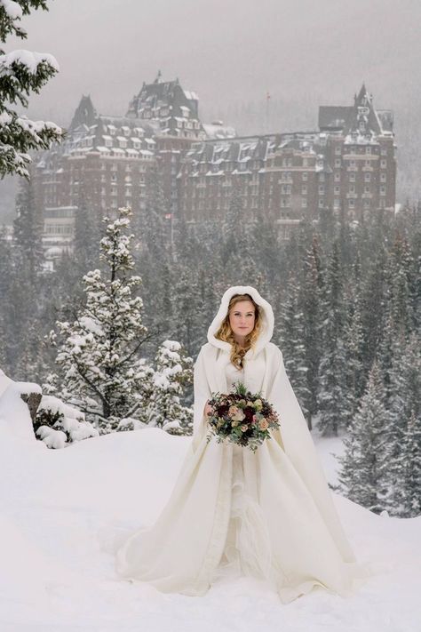 Winter Wedding Simple Dress, Outdoor Snow Wedding, Winter Outdoor Wedding Ceremony, Winter Snow Wedding Dress, Wedding Dresses Christmas Winter, Ethereal Winter Wedding, Viking Winter Wedding, Romantic Winter Wedding Colors, Winter Bridal Dress