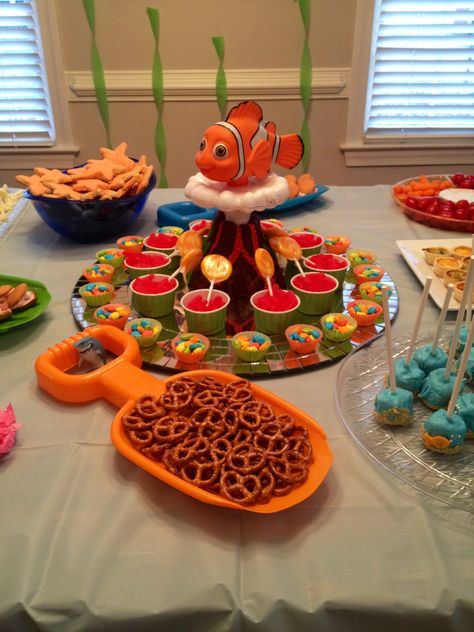 so cute using the sand shovel to serve food, I've also seen sand pails used. verry cute and easy way to tie the food in with the theme Nemo Themed Birthday Party, Nemo First Birthday, Finding Nemo First Birthday, Nemo Baby Shower, Finding Dory Birthday Party, Dory Birthday Party, Finding Dory Party, Finding Nemo Party, Finding Dory Birthday