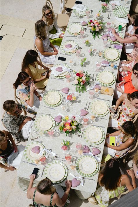 Experience a vibrant garden party tablescape with colorful blooms and elegant table settings. Ideal for brunches and outdoor celebrations. #GardenParty #BrunchTablescape #OutdoorCelebration #ElegantDecor #FloralCenterpiece #EventStyling #TablescapeInspiration Luncheon Decor, Garden Party Table Scape, Vibrant Tablescape, Garden Tablescape, Pink Outdoor Dinner Party, Loveshack Fancy Tablescape, Garden Brunch, Loveshackfancy Dinner Party, Floral Dinner Party Aesthetic