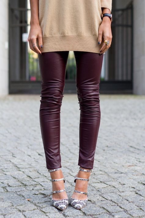 Red Leggings Outfit, Black Leather Leggings Outfit, Leather Leggings Look, Faux Leather Leggings Outfit, Leggings Outfit Fall, Leather Leggings Outfit, Look Legging, Leather Pants Outfit, Black Leather Leggings