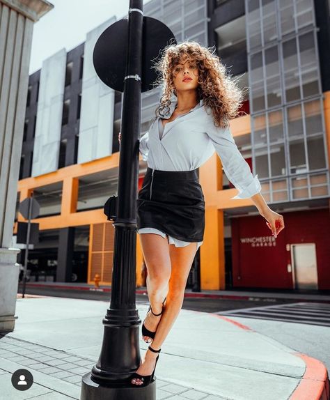 Street Fashion Shoot, City Fashion Photography, Street Photography Model, Urban Photography Portrait, Street Fashion Photoshoot, Street Photography Portrait, Urban Fashion Photography, Mode Editorials, Pose Fotografi