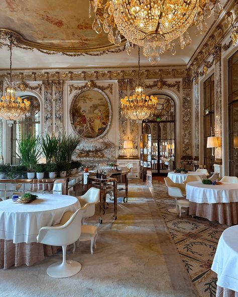 Le Meurice - The splendour of our Restaurant le Meurice... Le Meurice Paris, Alain Ducasse, Paris Place, French Restaurants, Open Kitchen, Sacred Art, Coffee Love, Concept Store, Palace