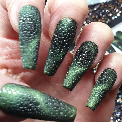 Textured Green magnetic bubble dragon skin effect nails. Press on Nails False Nails Faux Ongles Bubble Dragon, Funky Nail Designs, Bubble Nails, Custom Nails, Dragon Skin, Nails Press, Nails Green, Green Bubble, Green Dragon