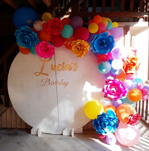 Paper flowers, ballons garland Mexican Balloon Backdrop, Balloon And Paper Flower Backdrop, Balloon Garland With Paper Flowers, Balloon Arch With Paper Flowers, Paper Flowers And Balloons Backdrop, Mexican Theme Balloon Garland, Mexican Balloon Garland, Mexican Theme Backdrop Ideas, Fiesta Balloon Arch