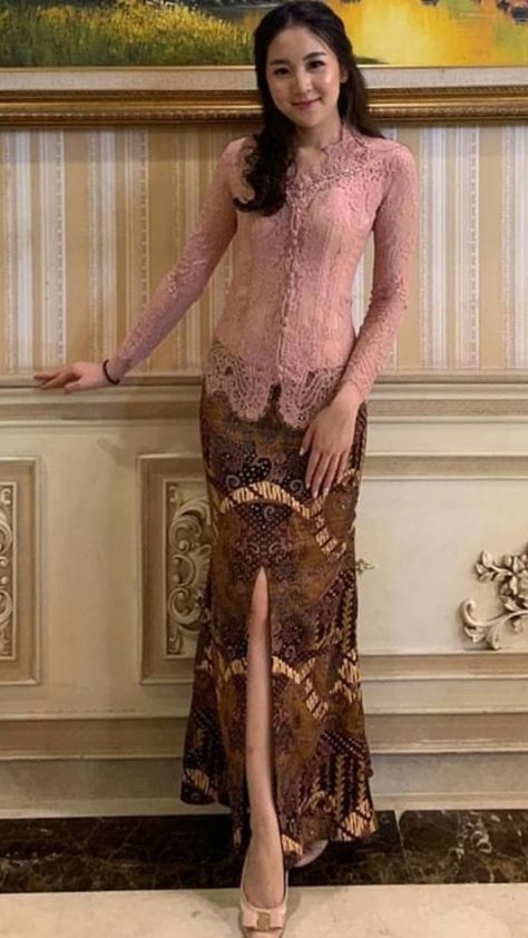 Model Kebaya Modern Dresses, Kebaya Wisuda Simple, Model Blouse Batik, Model Kebaya Wisuda, Kebaya Simple, Mix And Match Outfits Hijab, Kebaya Graduation, Model Dress Kebaya, Batik Dress Modern