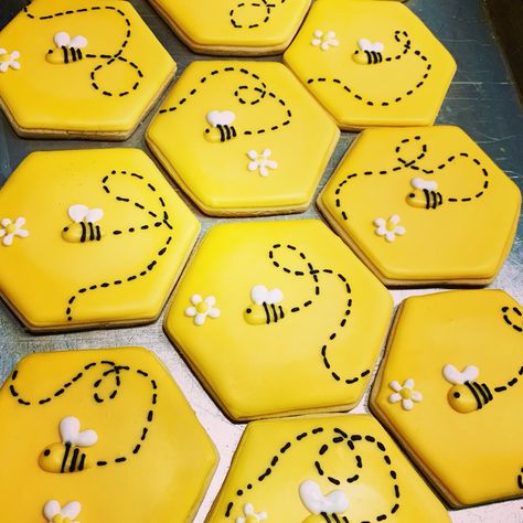 Spelling Bee Cookies, Bee Theme Cookies Decorated, Bumblebee Cookies Decorated, Royal Icing Bees How To Make, Honey Bee Cookies Decorated, Spring Themed Cookies Decorated, Royal Icing Bees, Honeycomb Cookies Decorated, Bee Sugar Cookies Decorated