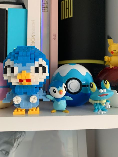 Pokemon Bookshelf, Pokemon Shelves, Pokemon Room Aesthetic, Cute Room Desk, Pokemon Shelf, Pokemon Room Decor, Pokemon Desk, Pokémon Lego, Pokemon Room