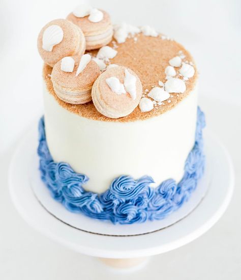 Beach buttercream wave cake from Rachel Fujihara (@frostedfujicakes) Beach Buttercream Cake, Sand Birthday Cake, Beach Birthday Cake, Seashell Cake, Cake White Chocolate, Edible Sand, Wave Cake, Macaroon Cake, Cake Summer