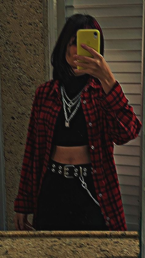 Blusa xadrez, cinto e colares Red Flannel Outfit, Red And Black Outfits, Flannel Outfits, Tomboy Outfits, Tomboy Style Outfits, Swaggy Outfits, Tomboy Fashion, Alternative Outfits, Really Cute Outfits