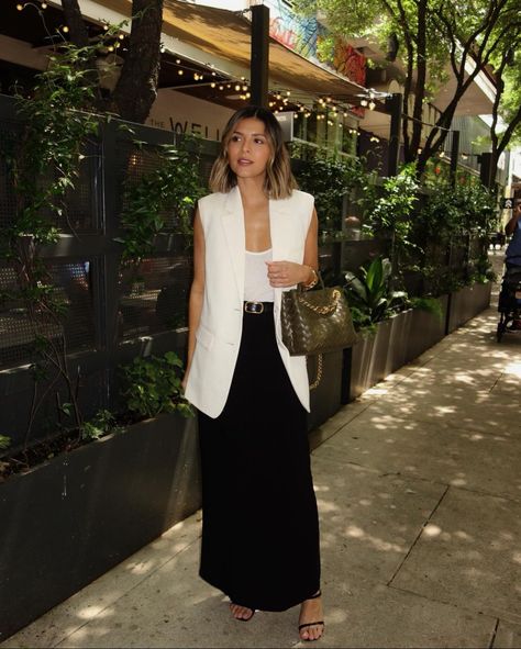 Bottega Andiamo, Corporate Clothes, Outfit Semiformal, Sleeveless Blazer Outfit, Long Black Skirt Outfit, White Vest Outfit, Andiamo Bag, Black Vest Outfit, Brunch Attire