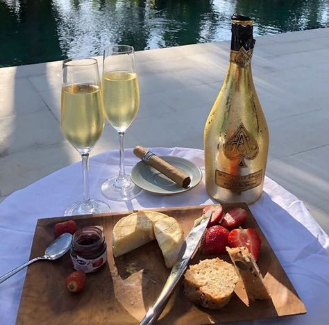 #luxury #lunch #champagne Luxury Lunch, Champagne Breakfast, Luxury Champagne, Champagne, Cheese