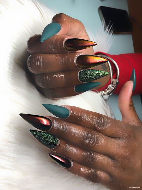 Fall Stelito Nails, Winter Chrome Nails Designs, Emerald Nails With Gold, Nails Hunter Green, Simple Christmas Nails Green, Green Christmas Nails Short, Hunter Green Nails Design, Green Chrome Nails Designs, Funky Christmas Nails