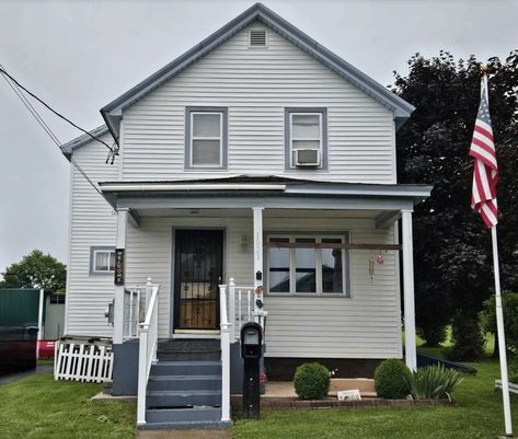 c.1890 New York Starter Home For Sale Under $95K - Old Houses Under $100K Willow Creek Starter House, New York Suburbs Houses, Small American House, Low Income House, Middle Class Homes, Old American Houses, Poor House, Victorian Era Homes, Cheap House