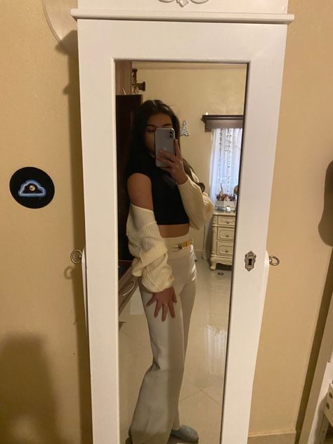 White flared pants. black cami. Little white jacket White Flare Leggings Outfit, White Flare Leggings, Flare Leggings Outfit, White Flare Pants, White Flares, Black Cami, Leggings Outfit, Black Camis, Flare Leggings