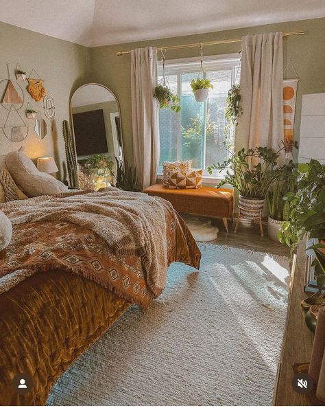 Granola Girl Home Decor, Granola Girl Bedroom Aesthetic, Carpeted Bedroom Ideas, Granola Girl Bedroom, Dorm Room Ideas Boho, California Bedroom, Autumn Bedroom, My Own Space, Greenville Nc