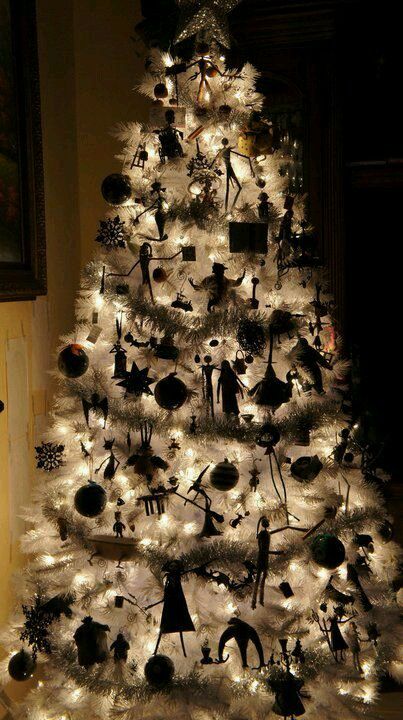 Gothic xmas tree...love it ! Nightmare Before Christmas Christmas Tree, Nightmare Before Christmas Christmas, Nightmare Before Christmas Tree, Nightmare Before Christmas Ornaments, Halloween Fest, Velvet Bows, Dark Christmas, Recipes Christmas, A White Christmas