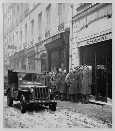 American solders in front of 21 rue Cambon to buy perfume Chanel No. 5 in 1945 31 Rue Cambon, Chanel N 5, Perfume Chanel, Mademoiselle Chanel, Chanel N° 5, Chanel Boutique, Mode Chanel, Chanel No 5, Gabrielle Chanel