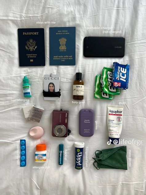 Inside My Bag Aesthetic, Travel Packing Aesthetic, Packing Aesthetic, Skin Care Travel, Everyday Bag Essentials, School Bag Essentials, Backpack Essentials, Travel Bag Essentials, Inside My Bag