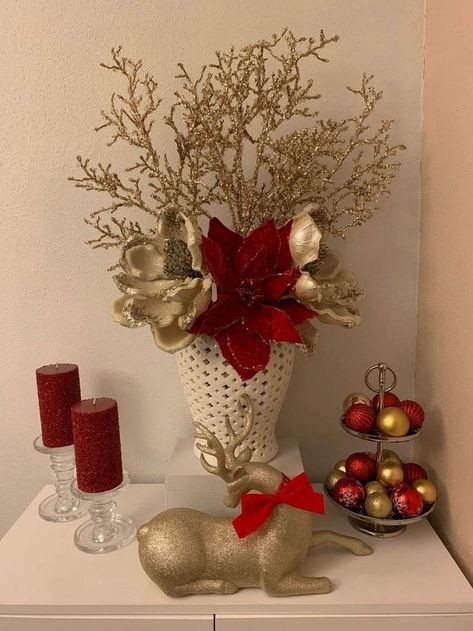 Christmas Stairs Decorations, Creative Christmas Crafts, Red Gold Christmas, Homemade Christmas Decorations, Ideas Navidad, Gold Christmas Decorations, Christmas Centerpieces Diy, Flowers Vase, Simple Gift Wrapping