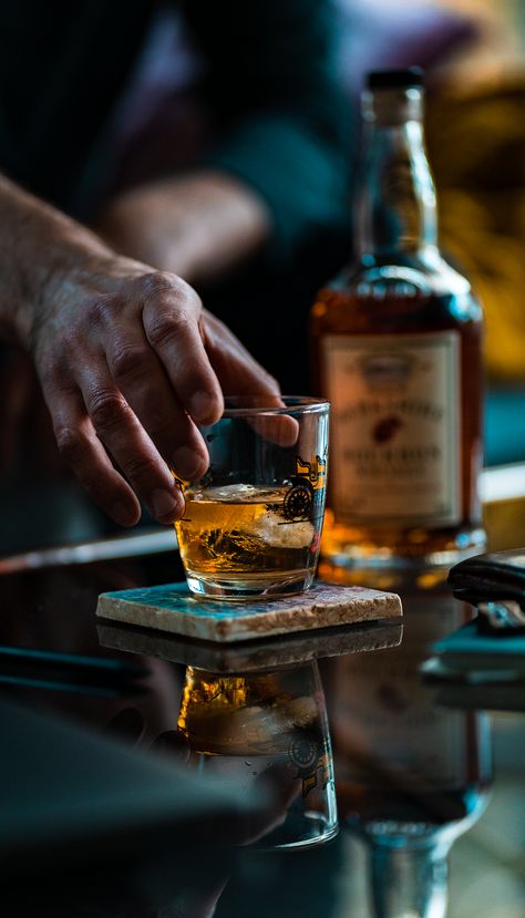 Alcohol Pictures, Cocktail Photography, Whisky Bottle, Good Whiskey, Whiskey Bar, Drink Photo, Alcohol Bottles, Cigars And Whiskey, Bourbon Whiskey