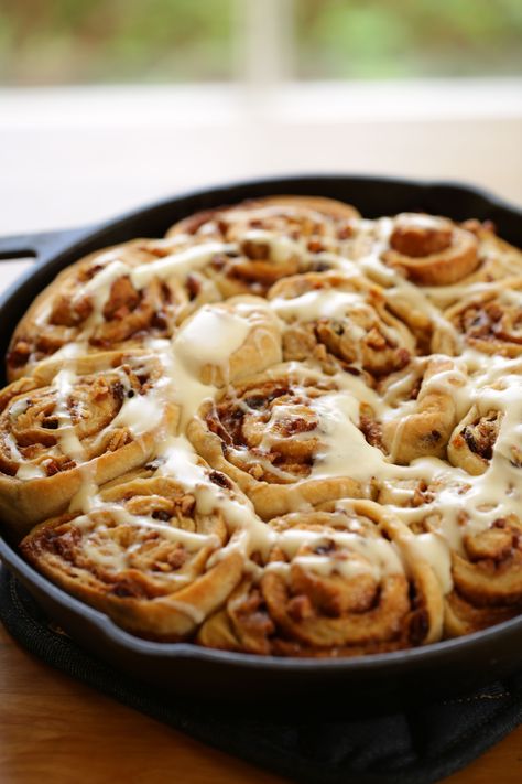 Overnight Cinnamon Buns with Cream Cheese Glaze Overnight Cinnamon Buns, Easy Bread Ideas, Healthy Breakfast Recipes Quick, Thanksgiving Bread Recipes, Overnight Cinnamon Rolls Recipe, Machine Bread Recipes, Easy Breakfast Ideas Healthy, Desserts Banana, Entertaining With Beth