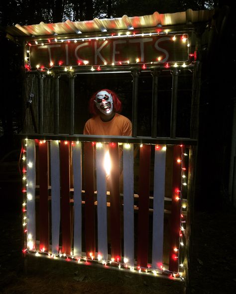 Circus Halloween Decorations Office, Clown Halloween Front Yard, Scary Clown Halloween Decorations Outdoor, Haunted House Rooms Themes, Scary Halloween Photo Booth, Creepy Clown Outdoor Decor, Scary Clown Decorations Creepy Carnival, Scary Circus Halloween Decorations Diy, Clown Halloween Outdoor Decorations