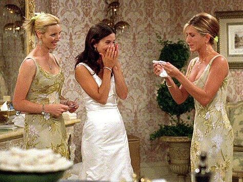 I always really liked Phoebe and Rachel's bridesmaids dresses from Monica's wedding. Positive Friends, Friends Season 8, Rachel Monica Phoebe, Monica And Chandler, Jenifer Aniston, Courtney Cox, Friends Episodes, Ross Geller, Katherine Heigl