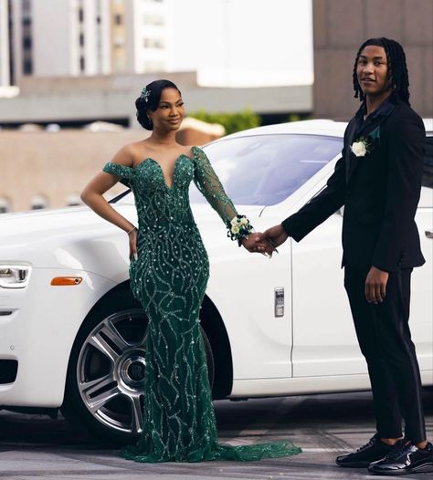 Prom Picture Poses For Couples, Prom Pictures Couples Black, Prom Photography Poses, Couple Prom, Prom Pictures Couples, Prom Picture Poses, Prom Dress With Train, Prom Photoshoot, Beaded Mermaid