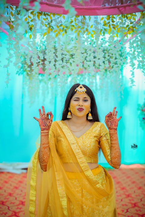 Haldi Look For Bride, Funny Wedding Poses, Haldi Poses For Bride, Haldi Dress Ideas, Haldi Outfit For Bride, Bride Fashion Photography, Haldi Photoshoot, शादी की तस्वीरें, Haldi Ceremony Outfit