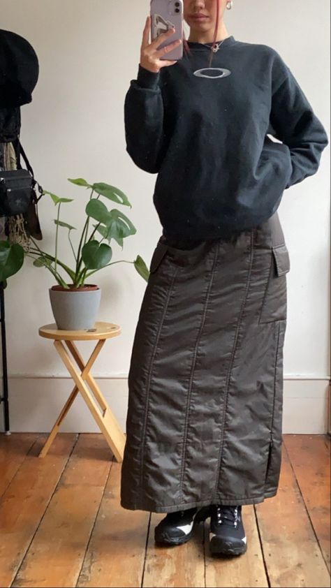 Parachute Skirt Outfit, Skirt Outfit Winter, Cargo Skirt Outfit, Parachute Skirt, Japan Outfits, Outfit Modest, Winter Skirt Outfit, Weather Wear, Cargo Skirt