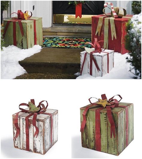 Diy Christmas decoration | Upcycled holiday decoration | Pallet wood DIY | Knock off DIY decor | Cheap & easy crafts | Simple woodworking | #upcycled #diy #Christmas #crafts and #woodworking | TheNavagePatch.com Outdoor Christmas Gifts, Outdoor Christmas Diy, Diy Holz, Grandin Road, Christmas Paintings, Christmas Wood, Country Christmas, Gifts Christmas, Outdoor Christmas Decorations