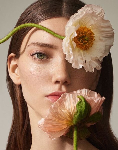 Model Flower Photography, Flower Editorial Photography, Artistic Portraits Photography Women, Flower Photo Ideas, Flowers On Face, Flower Portrait Photography, Portraits With Flowers, Pose With Flowers, Creative Portrait Photoshoot