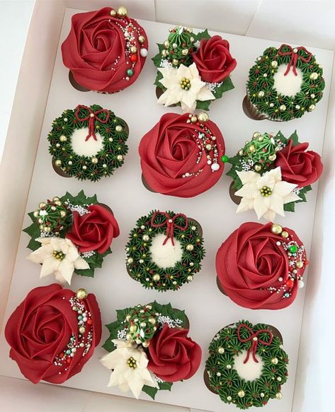 very pretty cupcakes hashtag my fave White Christmas Cupcakes Ideas, Cupcake Decorating Ideas Christmas, Christmas Cupcakes Ideas Decoration, Xmas Cupcake Ideas, Christmas Treats To Sell, Christmas Cupcake Decorating Ideas, Christmas Cake Decorating, Winter Cupcakes, Christmas Cupcakes Recipes