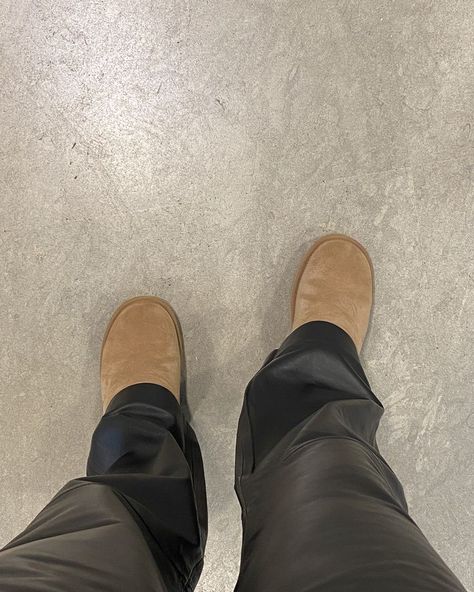 Leather pants and ugg boots Leather Pants Aesthetic, Ugg Boots Style, Ugg Aesthetic, Style Leather Pants, Pants Aesthetic, Ugg Boots Outfit, Boots Ugg, Boots Style, Boots Outfit