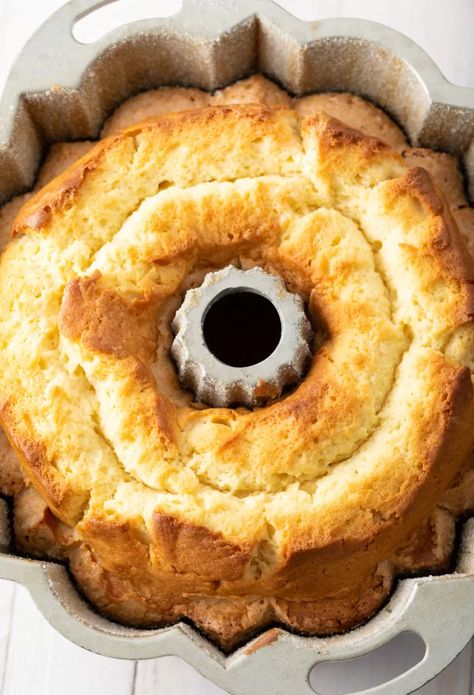 Pound Cake Recipes Moist Sour Cream And Cream Cheese, Cheesecake Pound Cake Recipe, Cheese Pound Cake Recipe, Best Pound Cake Recipe, Cream Cheese Pound Cake Recipe, Homemade Pound Cake, Easy Pound Cake, Easy Cake Recipe, Peach Pound Cakes