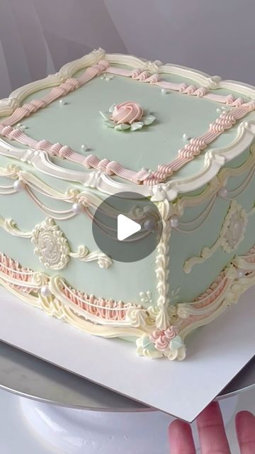 Pride And Prejudice Cake Ideas, Vintage Birthday Ideas, Vintage Decorated Cakes, Decorating Square Cakes, Bridgerton Cake Ideas, Vintage Cake Ideas, Pastel Vintage, Rococo Cake, Marie Antoinette Cake